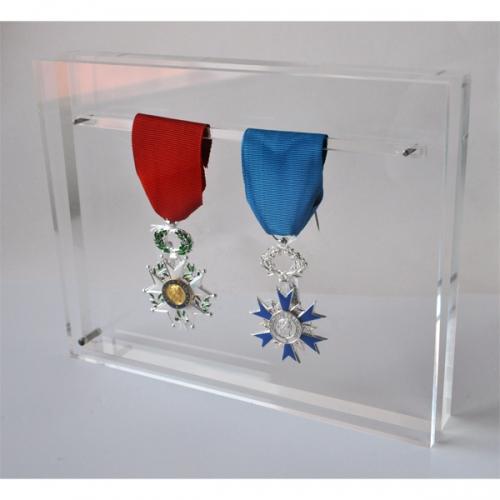 Présentoir de médailles et présentoir de trophées breveté Cadeau